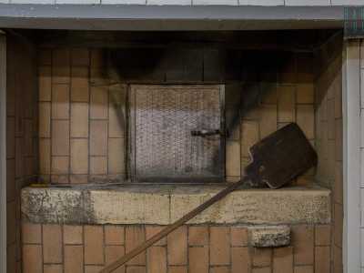 Il pane viene preparato con lievito madre, Poi il giorno dopo si aggiungono acqua, farina e sale. A quel punto l�impasto si mette nel forno in pietra dove rimarr� per ben quattro ore
